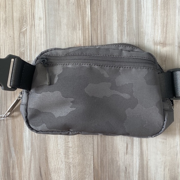 ❤️ Lululemon OG Everywhere Belt Bag Grey Camo HAGI NWT - Picture 7 of 8